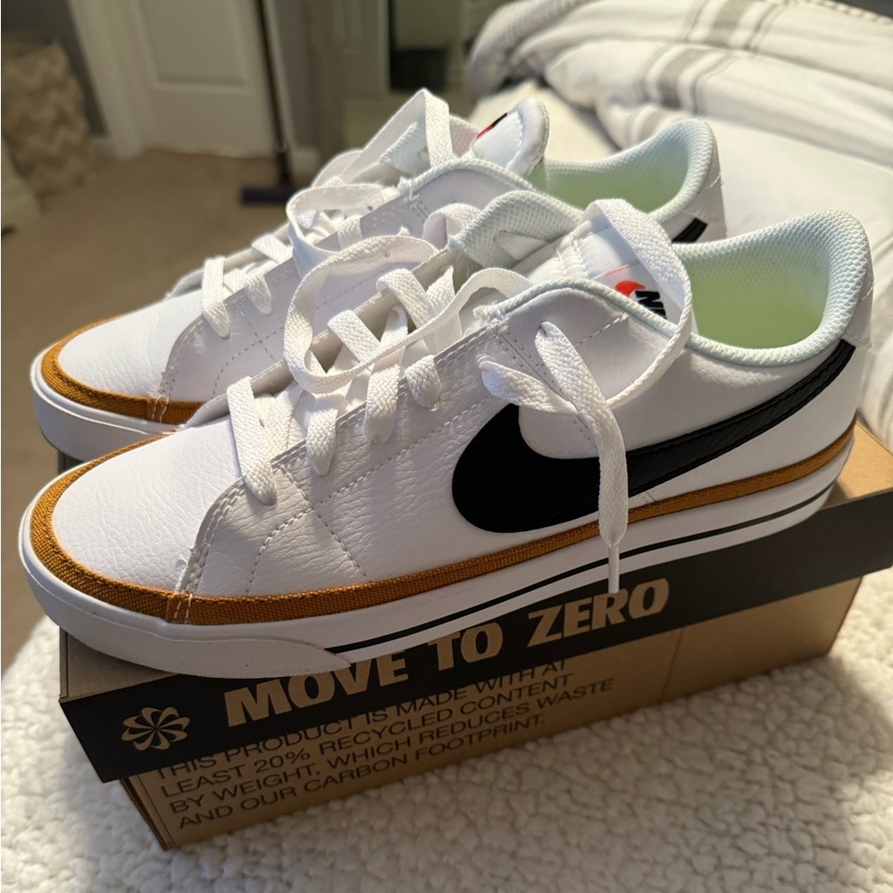 Women’s Nike court legacy size 9